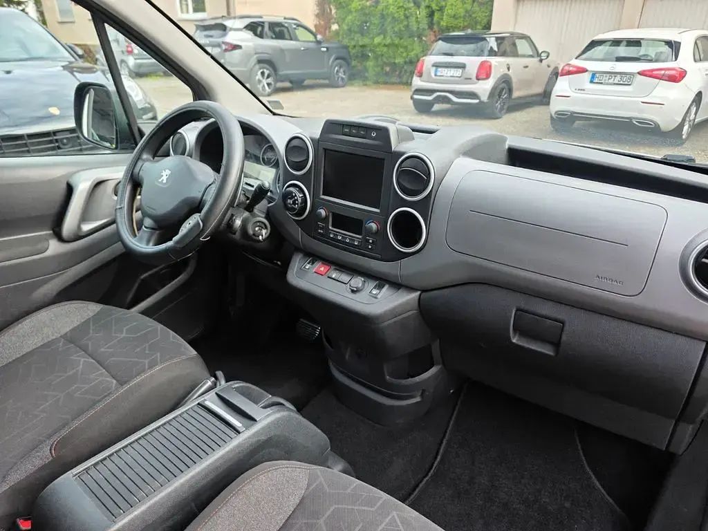 Gebraucht Peugeot TePee Active 99 PS (72 kW) 2017 Schwarz Van / Kleinbus