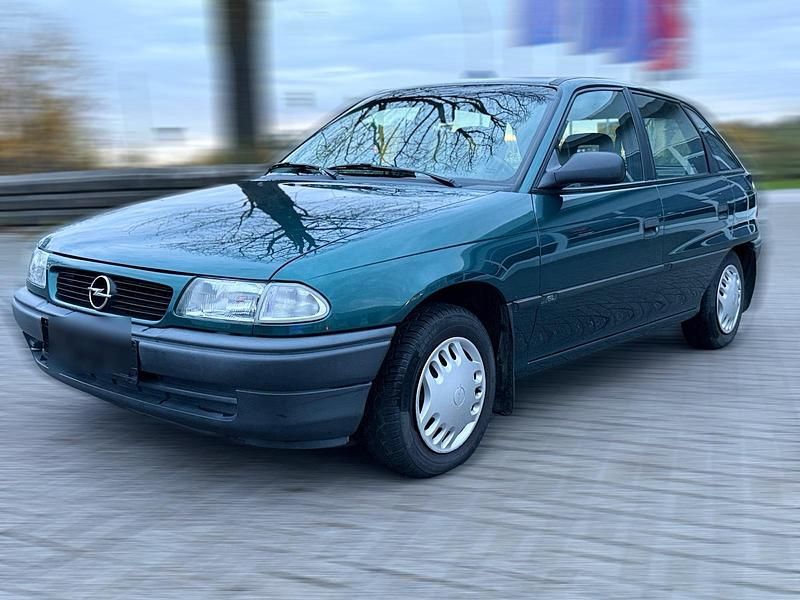 Grün Gebraucht 1995 Opel Astra Limousine | 2.199 € - Bild 1/4