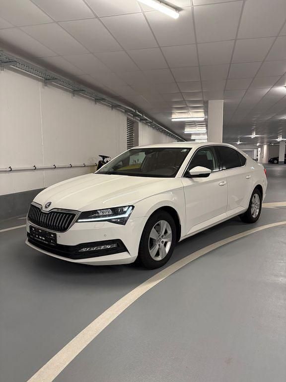 Weiß Gebraucht 2020 Skoda Superb Ambition Limousine | 20.500 € (Fairer Preis) - Bild 1/4