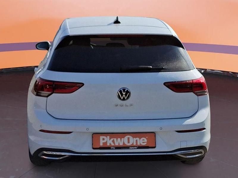 Gebraucht VW Golf VIII Life 131 PS (96 kW) 2022 Weiß Limousine