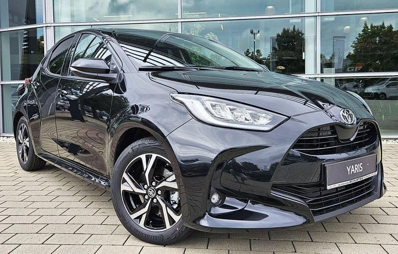 Mysticschwarz mica Neu 2025 Toyota Yaris Hybrid Comfort Kleinwagen | 23.880 € (Guter Preis) - Bild 1/4