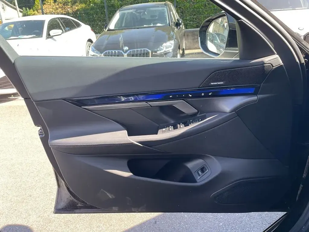 Gebraucht BMW i5 Sport Line 250 kW (340 PS) 2025 Black sapphire Limousine