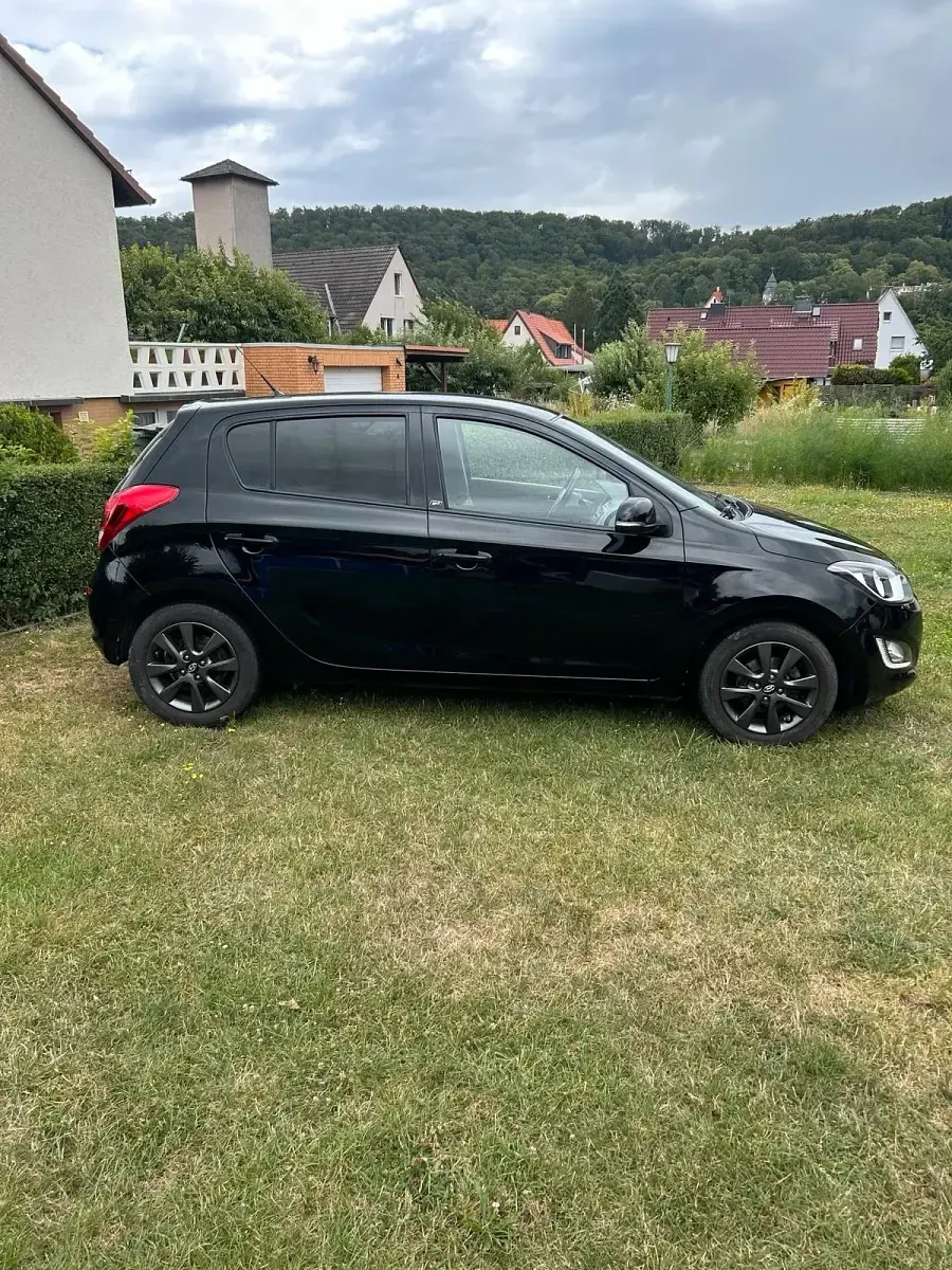 Gebraucht Hyundai i20 Edition 86 PS (63 kW) 2014 Schwarz Kleinwagen