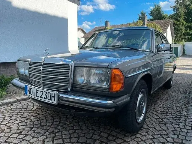 Gebraucht Mercedes 230 136 PS (100 kW) 1984 Grau Limousine