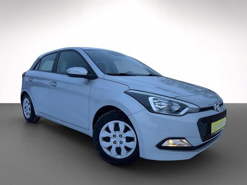 Silber Gebraucht 2016 Hyundai i20 GO! Limousine | 9.990 € (Fairer Preis) - Bild 1/3