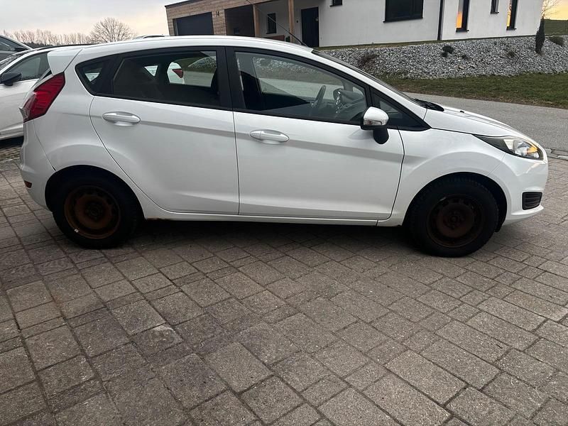 Gebraucht Ford Fiesta 80 PS (58 kW) 2015 Weiß Kleinwagen