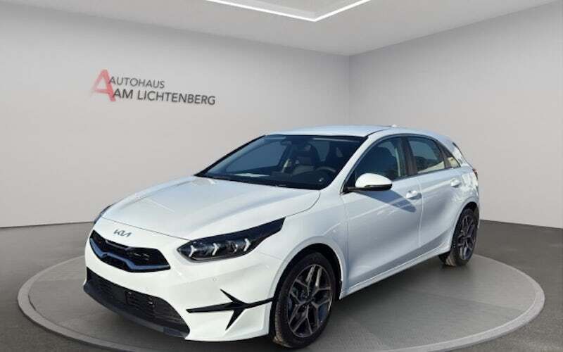 Weiss Neu 2025 Kia Ceed Spirit Limousine | 27.980 € (Guter Preis) - Bild 1/4