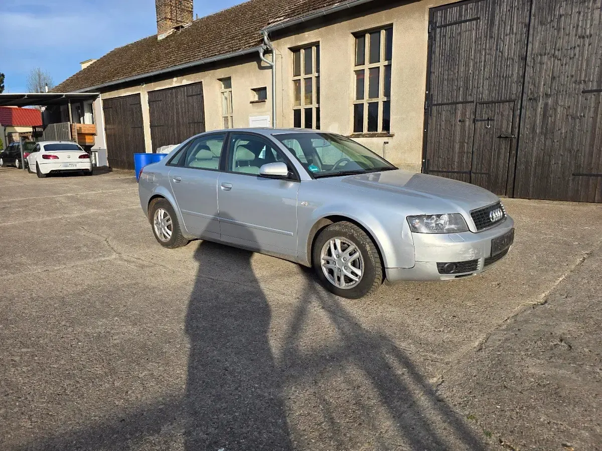 Gebraucht Audi A4 136 PS (100 kW) 2004 Silber Limousine