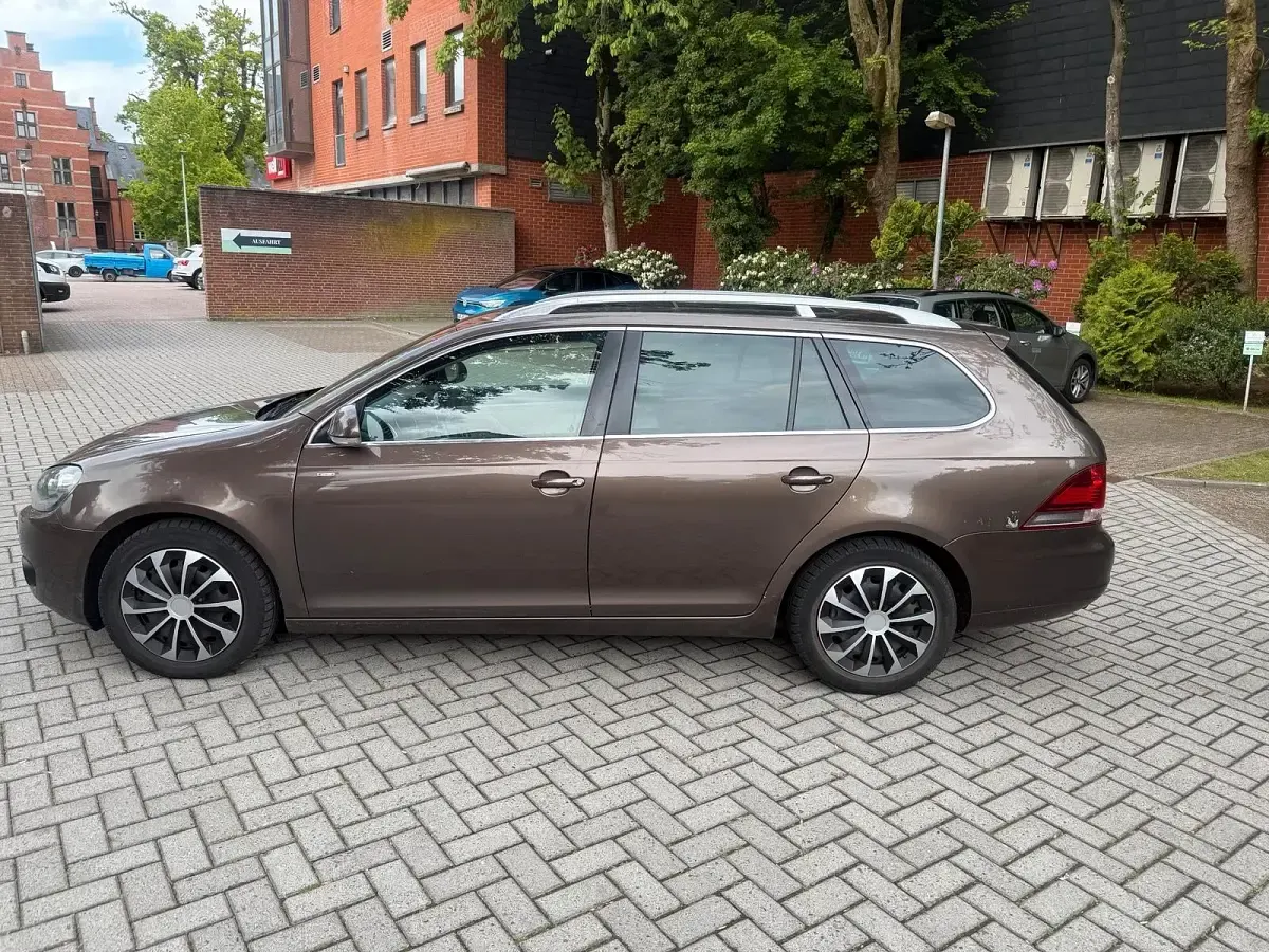 Gebraucht VW Golf VI 105 PS (77 kW) 2011 Braun Kleinwagen
