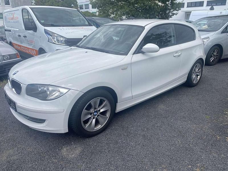 Alpinweiss iii Gebraucht 2009 BMW 118 Kleinwagen | 3.999 € (Guter Preis) - Bild 1/4