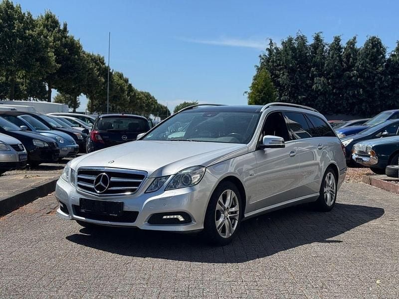 Silber Gebraucht 2010 Mercedes E250 Limousine | 5.900 € (Superpreis) - Bild 1/4