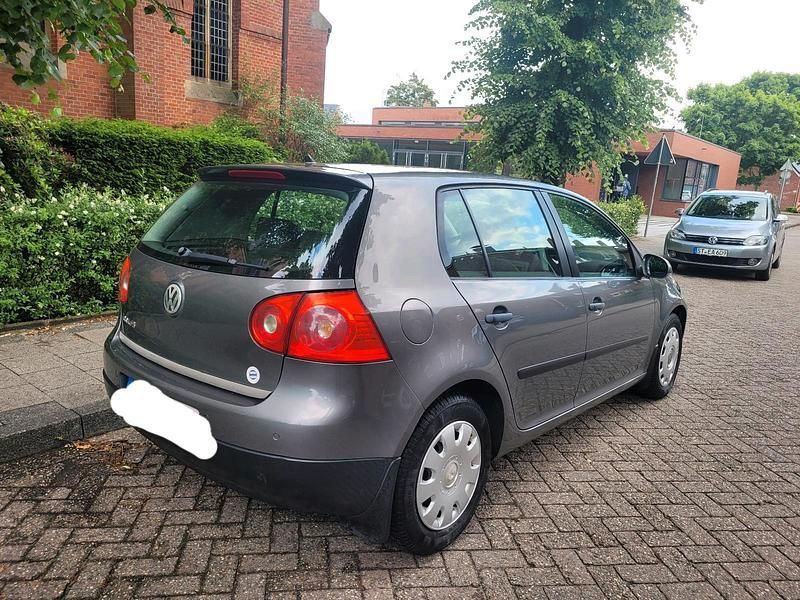 Grau Gebraucht 2005 VW Golf V Kleinwagen | 2.750 € (Fairer Preis) - Bild 1/4