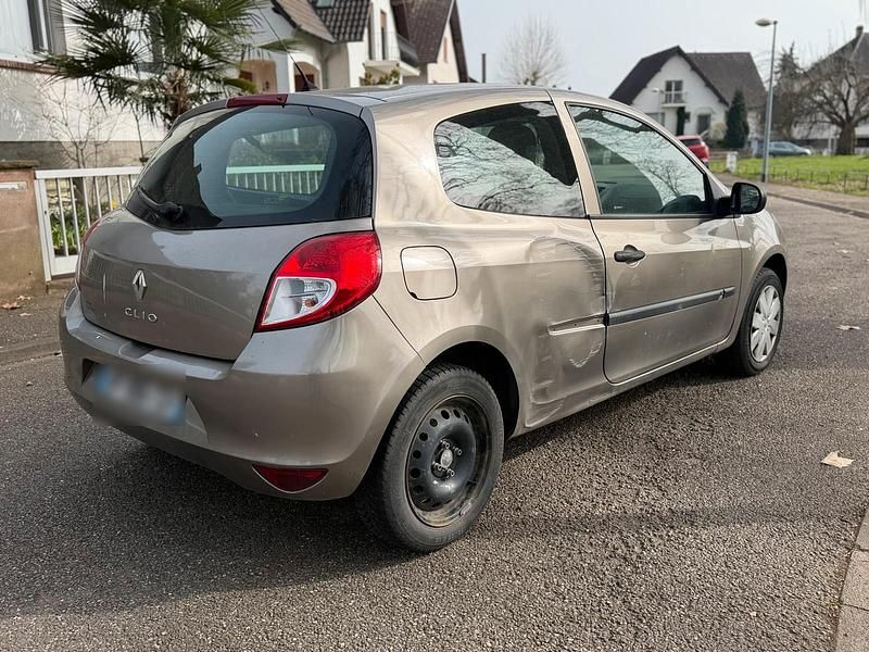 Gebraucht Renault Clio III 65 PS (47 kW) 2010 Gold Kleinwagen