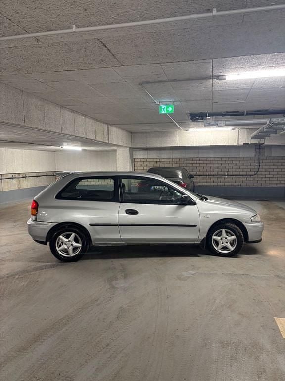 Gebraucht Mazda 323 Luxury 88 PS (64 kW) 1999 Silber Kleinwagen