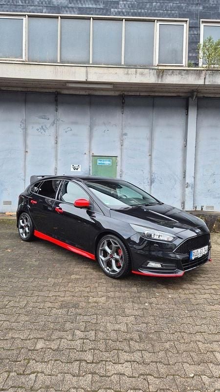 Schwarz Gebraucht 2015 Ford Focus ST Limousine | 10.600 € (Guter Preis) - Bild 1/4