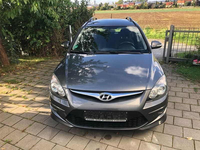Grau Gebraucht 2011 Hyundai i30 Classic Kombi | 3.999 € (Fairer Preis) - Bild 1/4