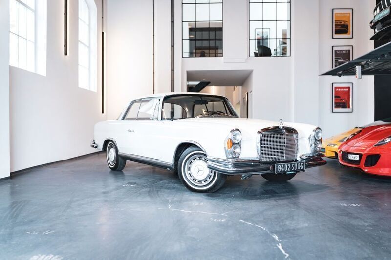 717 papyrusweiß Gebraucht 1970 Mercedes 280 SE Coupé | 73.900 € - Bild 1/4