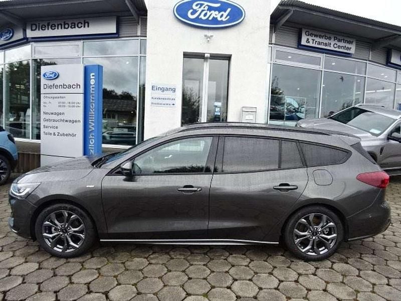 Magneticgrau (metallic) Gebraucht 2024 Ford Focus ST-Line Kombi | 32.900 € (Teuer) - Bild 1/4