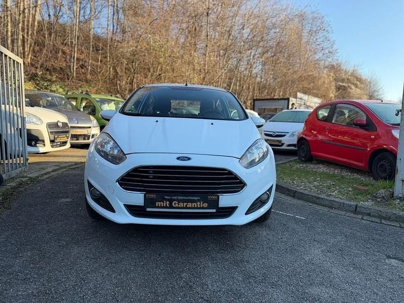 Weiß Gebraucht 2013 Ford Fiesta Trend Kleinwagen | 3.499 € (Fairer Preis) - Bild 1/4