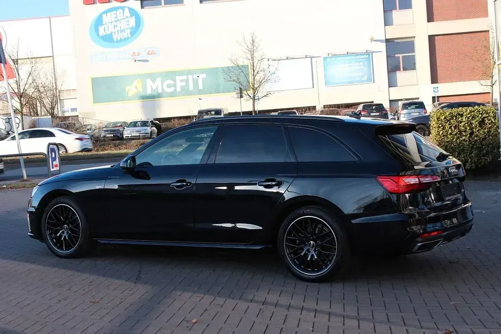 Gebraucht Audi A4 S-Line 163 PS (119 kW) 2023 Mythosschwarzmet. (metallic) Kombi