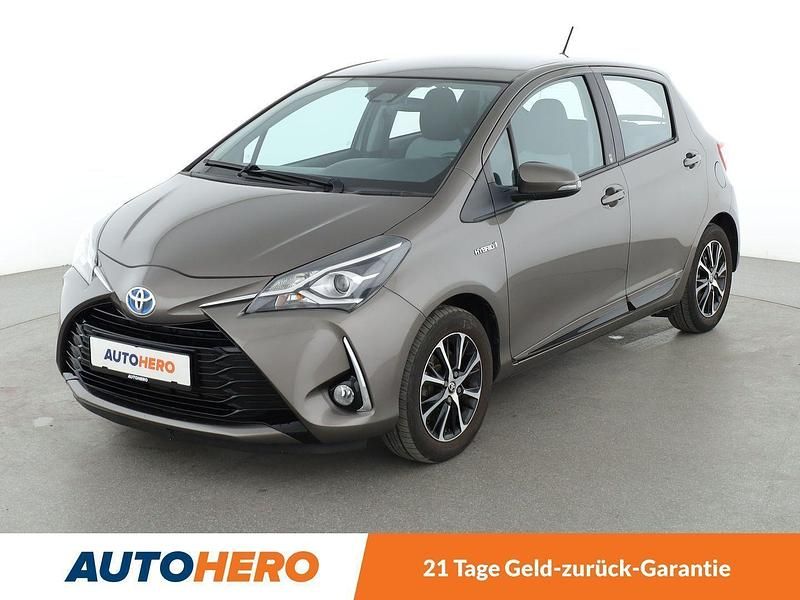 Grau Gebraucht 2018 Toyota Yaris Hybrid Team Kleinwagen | 13.750 € (Fairer Preis) - Bild 1/3