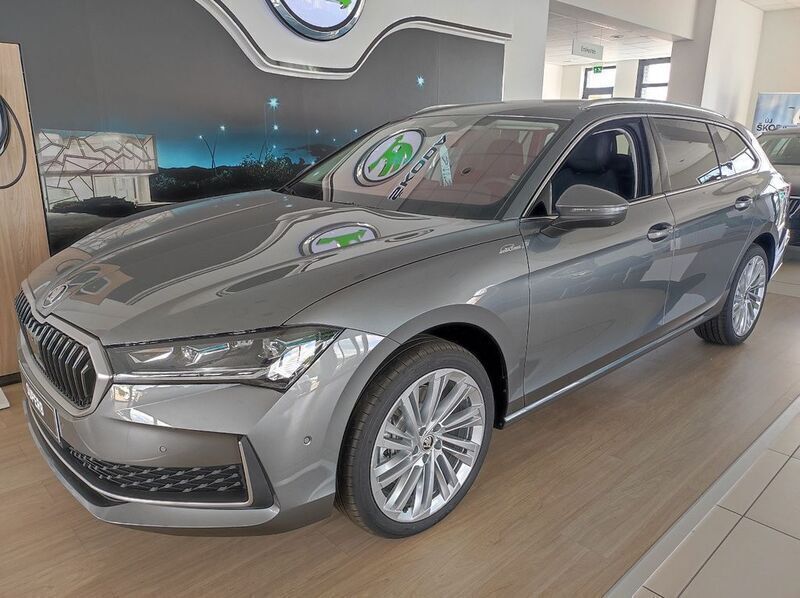 Graphitegrau Neu 2025 Skoda Superb LAURIN & KLEMENT Kombi | 58.786 € (Teuer) - Bild 1/4