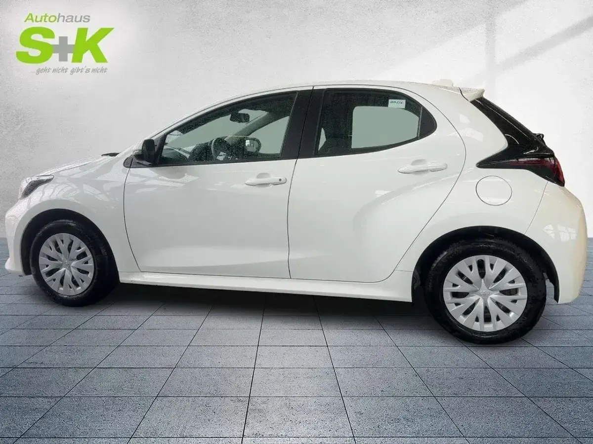 Gebraucht Toyota Yaris Basis 72 PS (52 kW) 2023 Schneeweiß Kleinwagen
