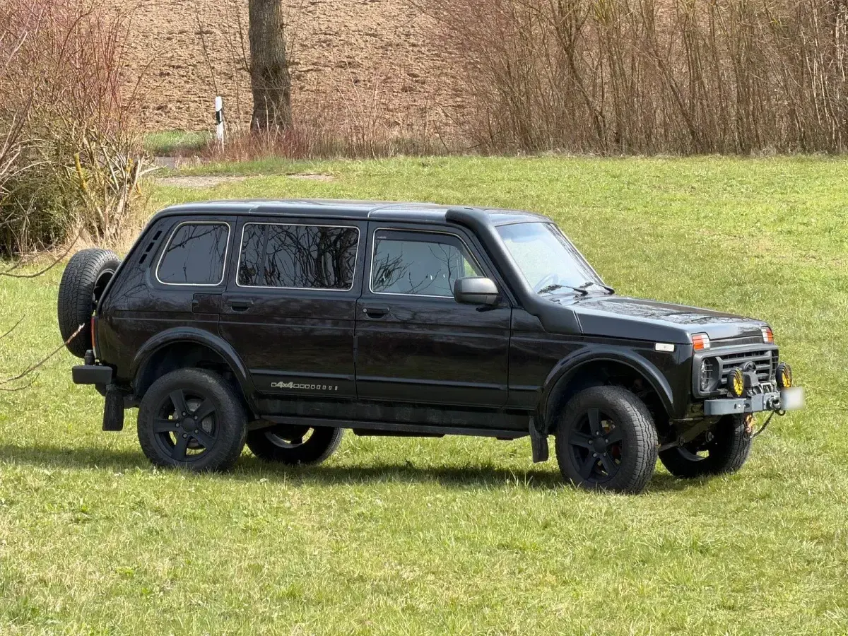 Second-hand Lada niva 83 CP (61 kW) 2019 Negru SUV