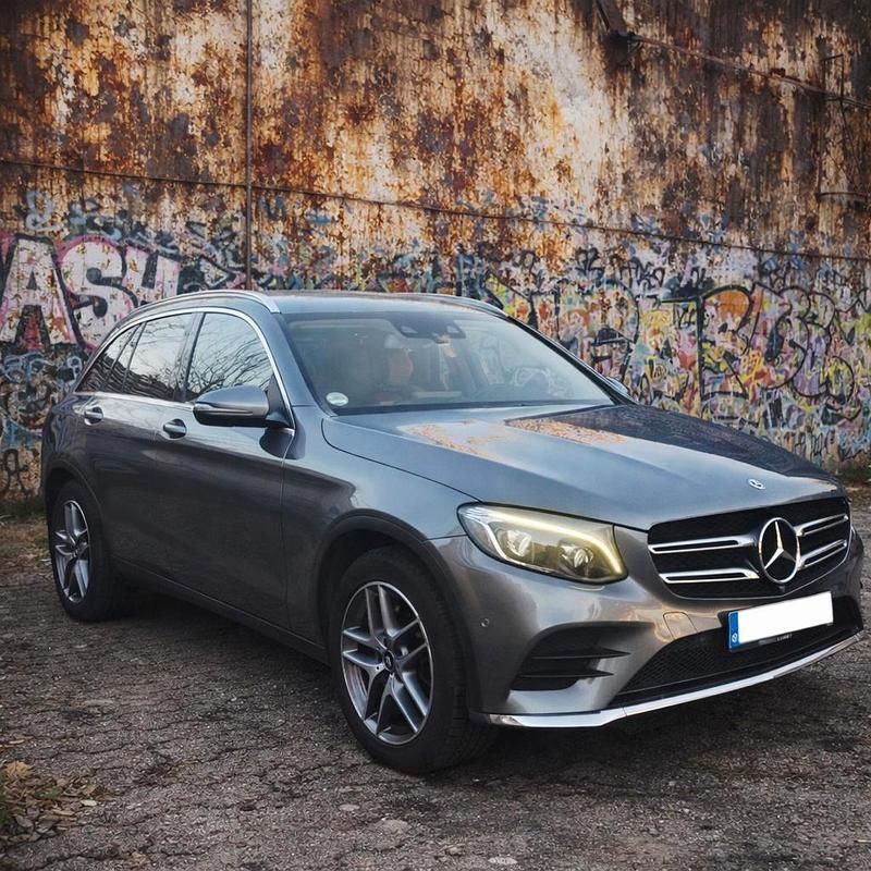 Grau Gebraucht 2018 Mercedes GLC220 AMG line SUV | 29.990 € (Fairer Preis) - Bild 1/4