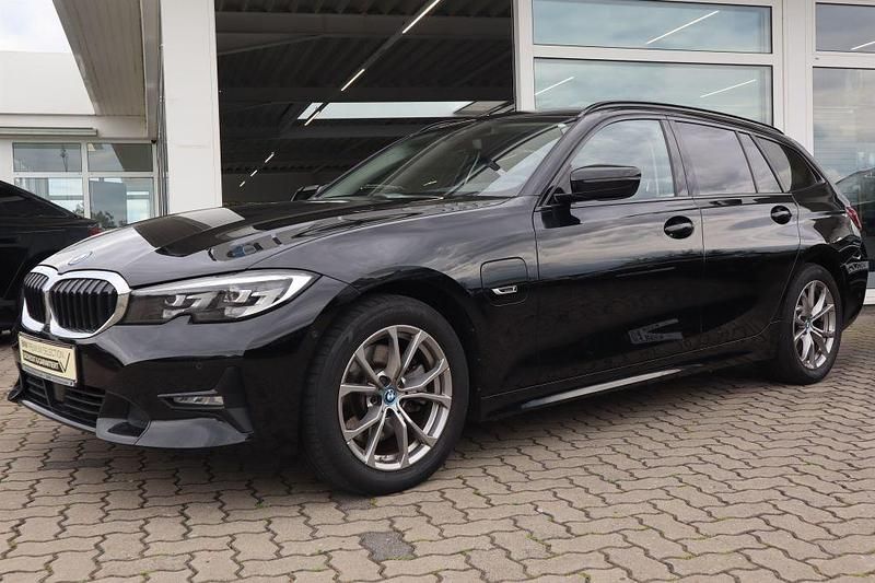 Schwarz ii Gebraucht 2022 BMW 320e Sport Line Kombi | 26.890 € (Fairer Preis) - Bild 1/4