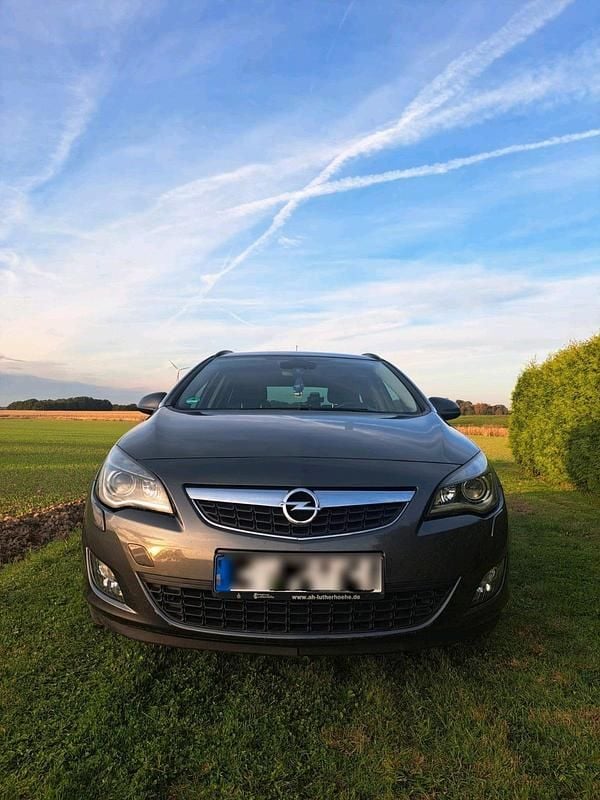 Grau Gebraucht 2011 Opel Astra Kombi | 4.800 € (Etwas zu teuer) - Bild 1/3
