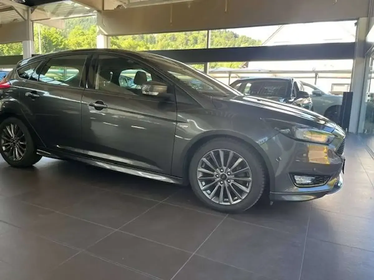 Gebraucht Ford Focus ST-Line 125 PS (91 kW) 2017 Grau Limousine