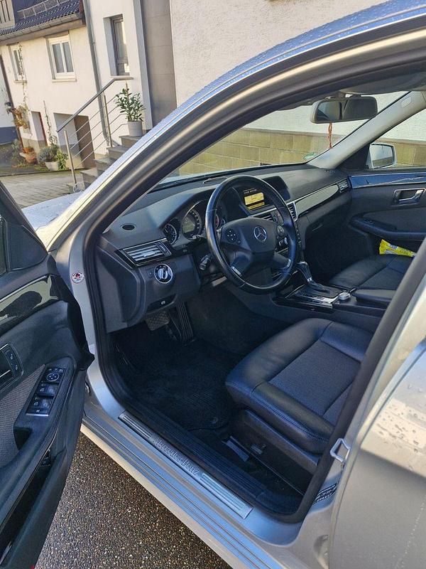 Gebraucht Mercedes E200 Elegance 184 PS (135 kW) 2010 Silber Limousine