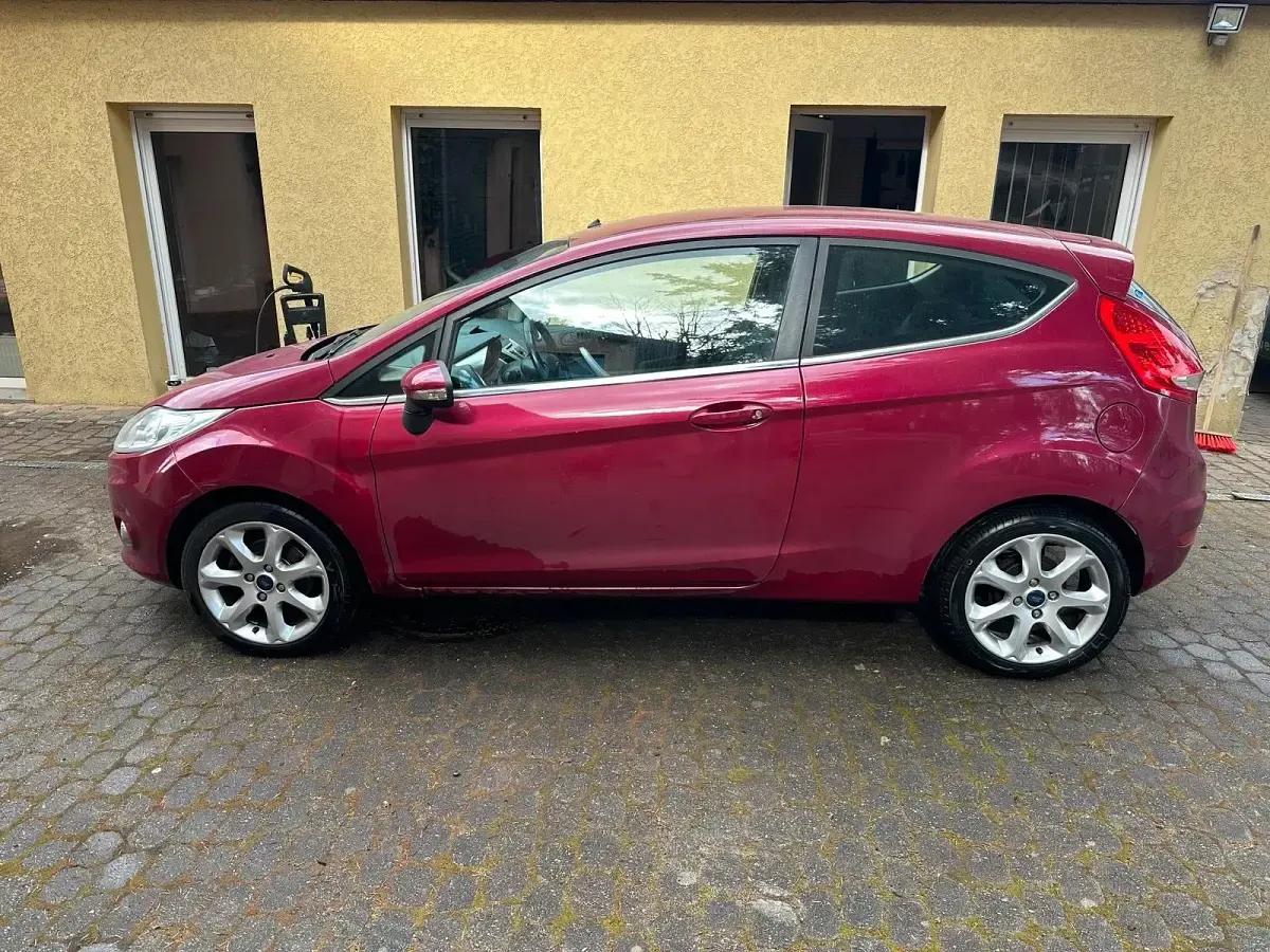 Gebraucht Ford Fiesta 96 PS (70 kW) 2009 Rot Kleinwagen