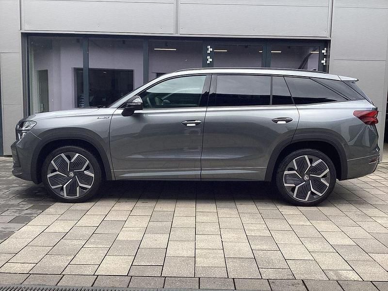 Graphitegrau metallic Neu 2025 Skoda Kodiaq SportLine SUV | 51.950 € (Fairer Preis) - Bild 1/4