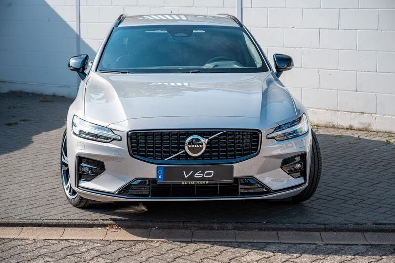 Gebraucht Volvo V60 Plus 197 PS (144 kW) 2022 Silver dawn / metallic Kombi