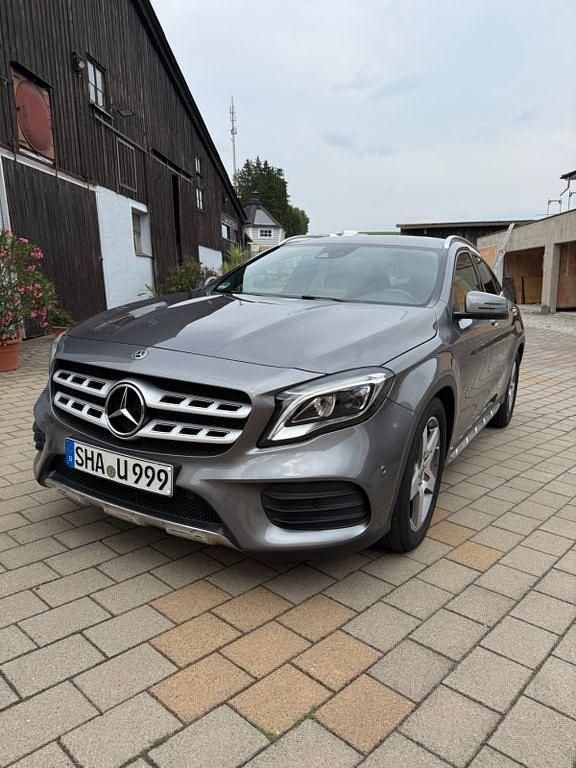 Grau Gebraucht 2019 Mercedes GLA250 AMG line SUV | 25.900 € (Guter Preis) - Bild 1/4