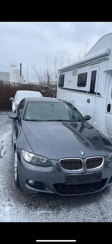 Silber Gebraucht 2007 BMW 330 M Sport Coupé | 21.300 € - Bild 1/4
