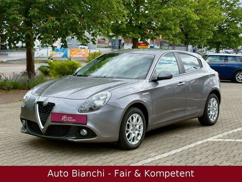 Grau Gebraucht 2016 Alfa Romeo Giulietta Super Kleinwagen | 8.576 € (Etwas zu teuer) - Bild 1/4