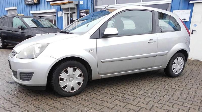 Gebraucht Ford Fiesta Ambiente 60 PS (44 kW) 2007 Silber Limousine