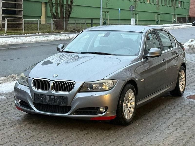 Grau Gebraucht 2010 BMW 325 Sport Line Limousine | 4.999 € (Superpreis) - Bild 1/4