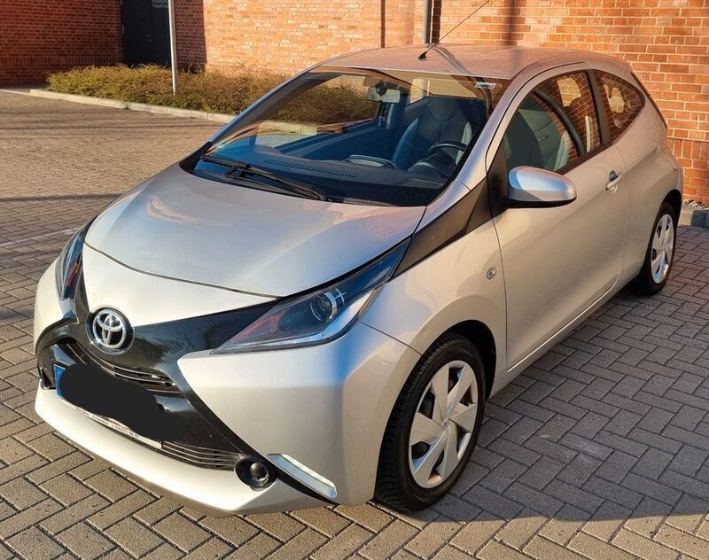 Silber Gebraucht 2016 Toyota Aygo X-play Kleinwagen | 6.990 € (Fairer Preis) - Bild 1/4