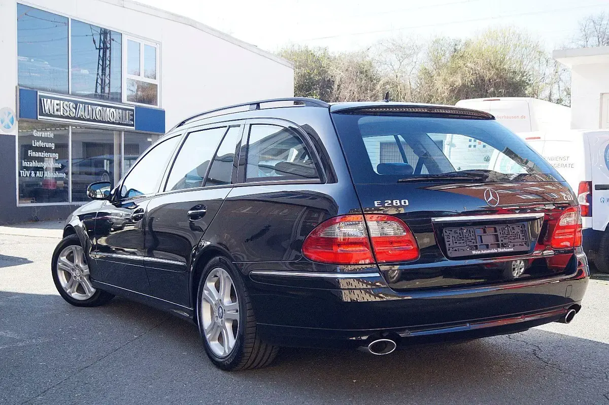 Używany Mercedes E280 Avantgarde 190 KM (139 kW) 2008 Czarny Kombi