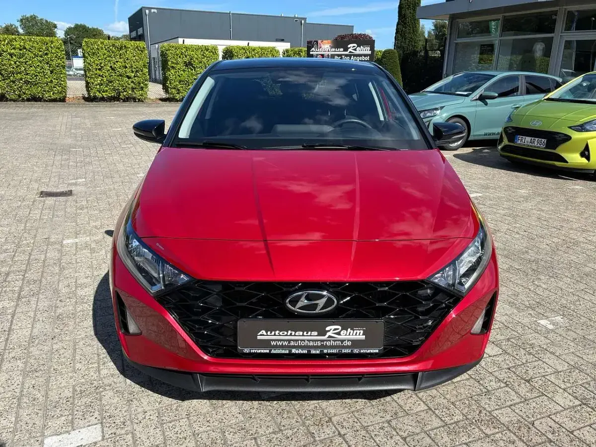 Gebraucht Hyundai i20 Trend 101 PS (74 kW) 2022 Dragon red/ phantom black Kleinwagen