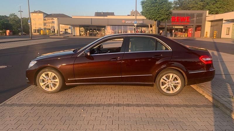 Braun Gebraucht 2012 Mercedes E300 Avantgarde Limousine | 13.300 € (Superpreis) - Bild 1/4