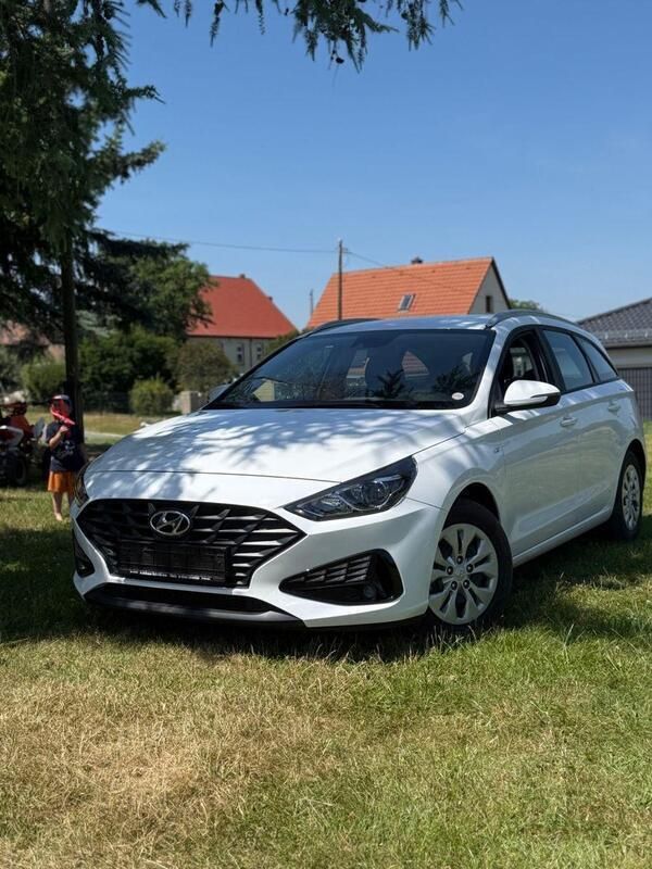 Weiß Gebraucht 2023 Hyundai i30 Pure Kombi | 15.990 € (Superpreis) - Bild 1/4