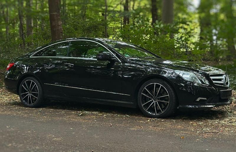 Gebraucht Mercedes E500 AMG line 387 PS (284 kW) 2010 Schwarz Coupé