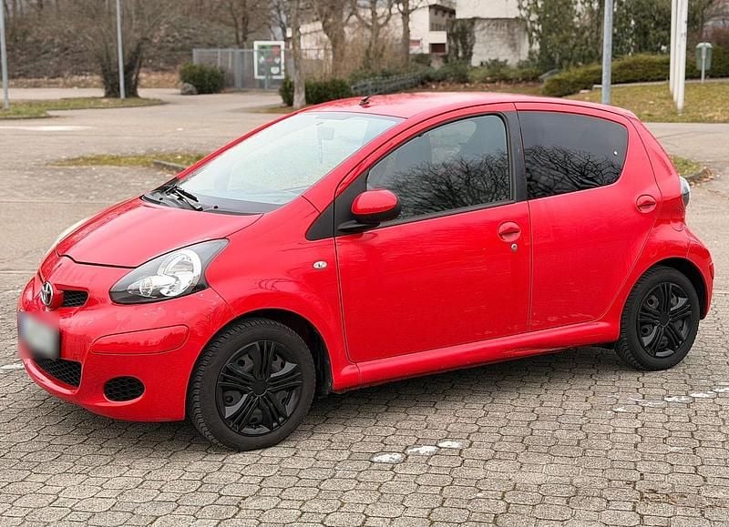 Gebraucht Toyota Aygo 68 PS (50 kW) 2011 Rot Kleinwagen