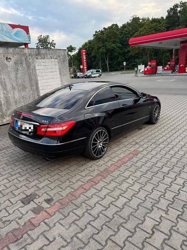 Schwarz Gebraucht 2011 Mercedes E350 Coupé | 15.500 € (Teuer) - Bild 1/4