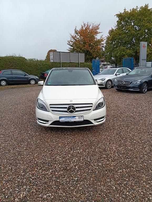 Weiß Gebraucht 2014 Mercedes B180 Style Van / Kleinbus | 11.669 € (Fairer Preis) - Bild 1/4
